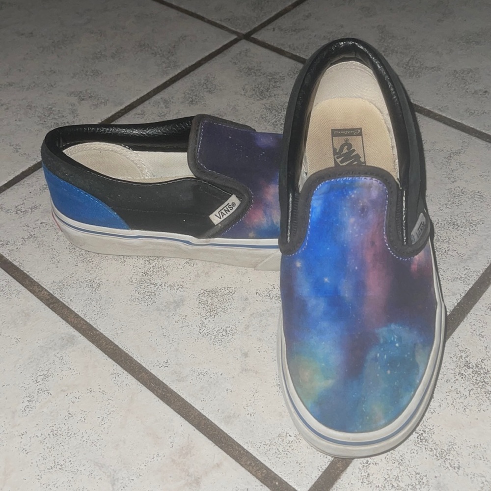 Unisex galaxy vans size 2.5Y very good condition no rips or holes